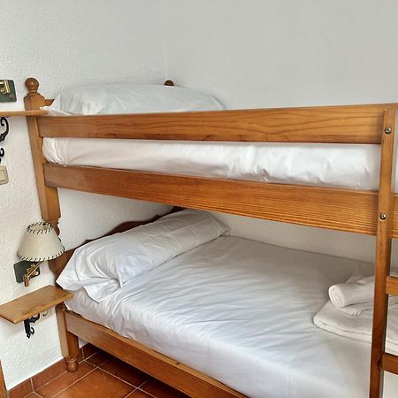 Hostal Nomadas By Gloove Villalba de la Sierra Esterno foto