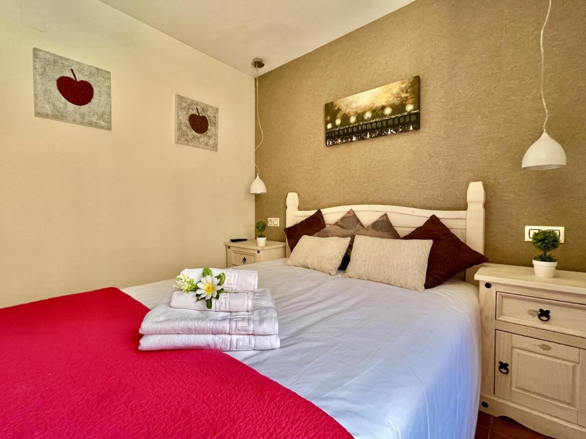 Hostal Nomadas By Gloove Villalba de la Sierra Esterno foto