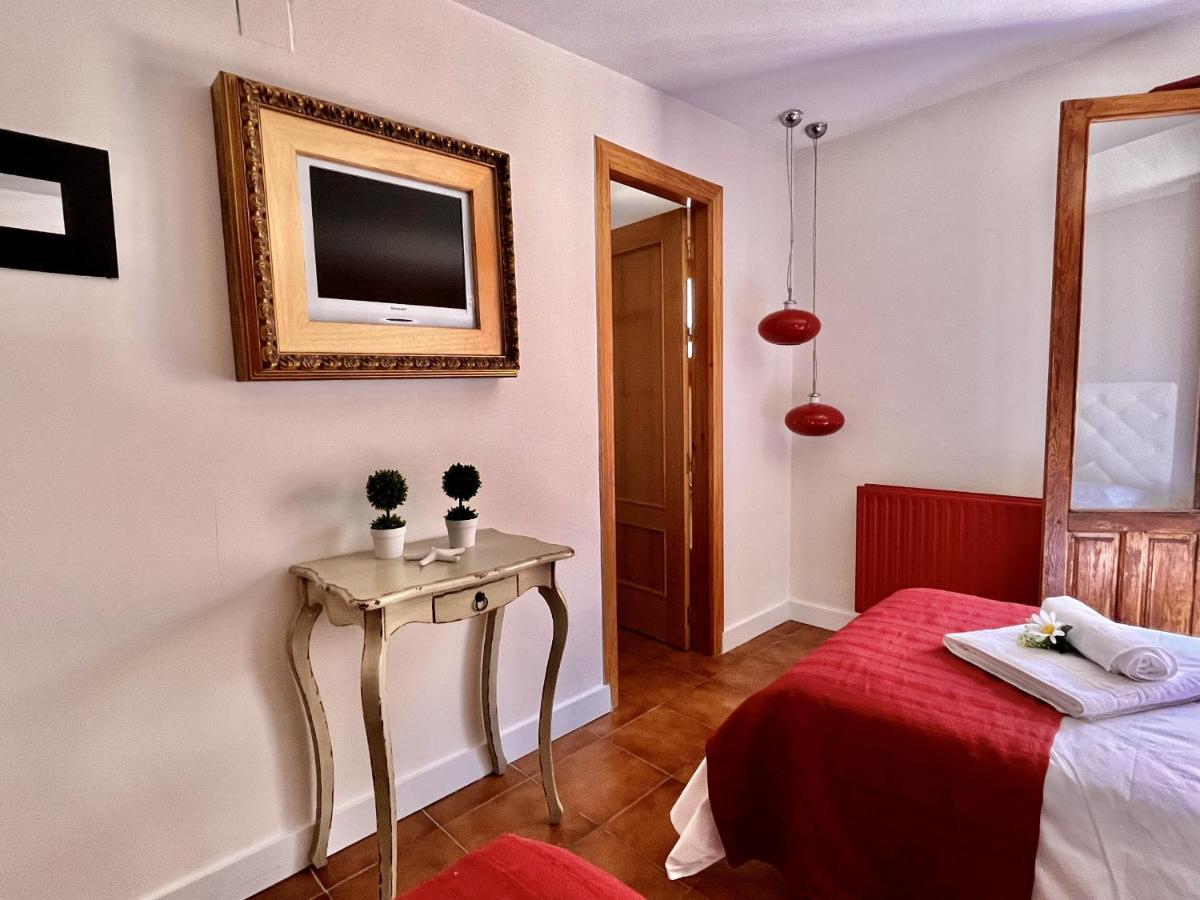 Hostal Nomadas By Gloove Villalba de la Sierra Esterno foto