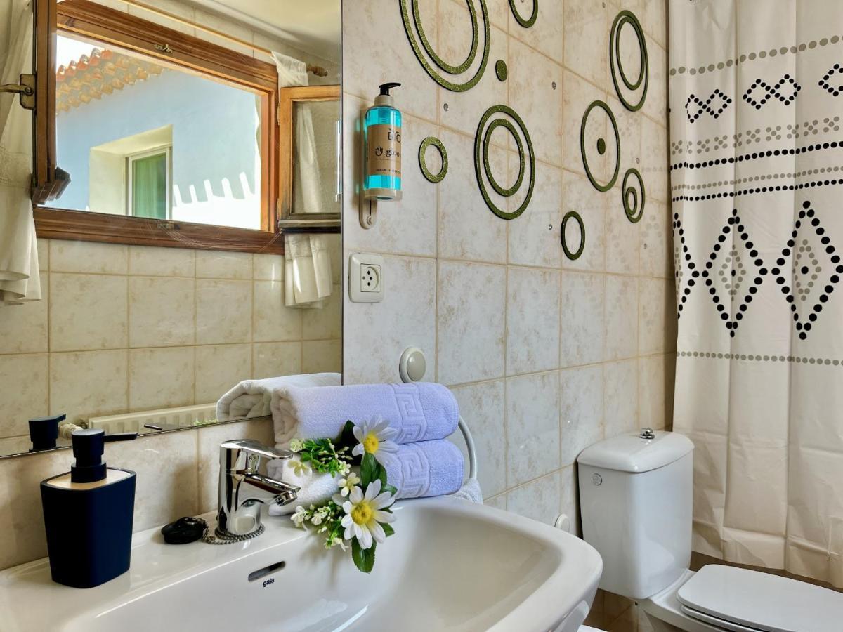 Hostal Nomadas By Gloove Villalba de la Sierra Esterno foto
