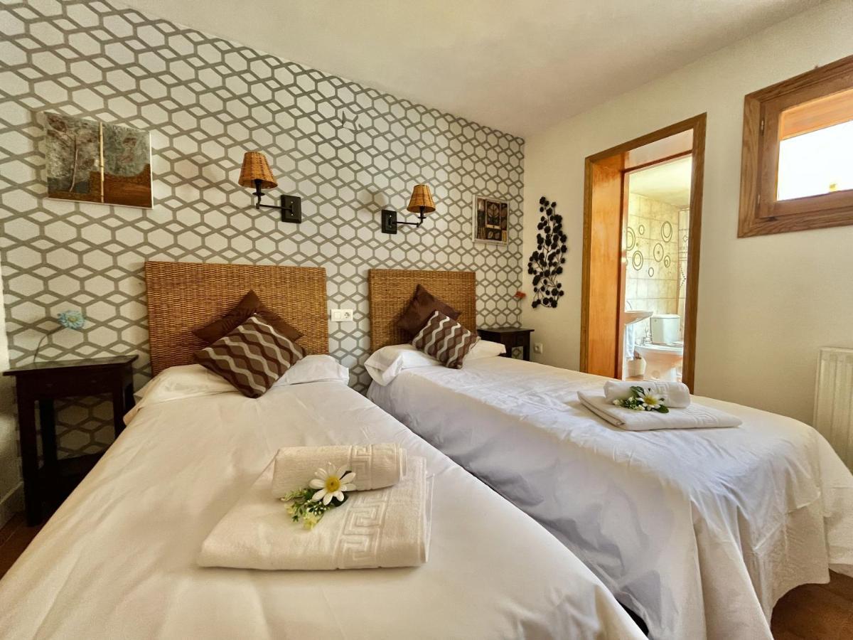 Hostal Nomadas By Gloove Villalba de la Sierra Esterno foto