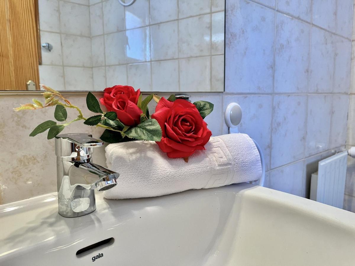 Hostal Nomadas By Gloove Villalba de la Sierra Esterno foto