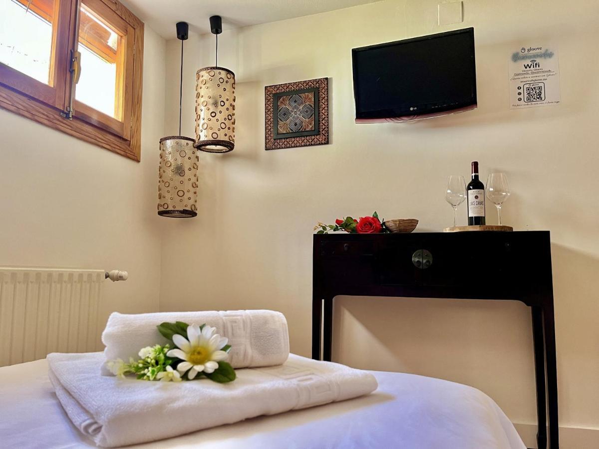 Hostal Nomadas By Gloove Villalba de la Sierra Esterno foto