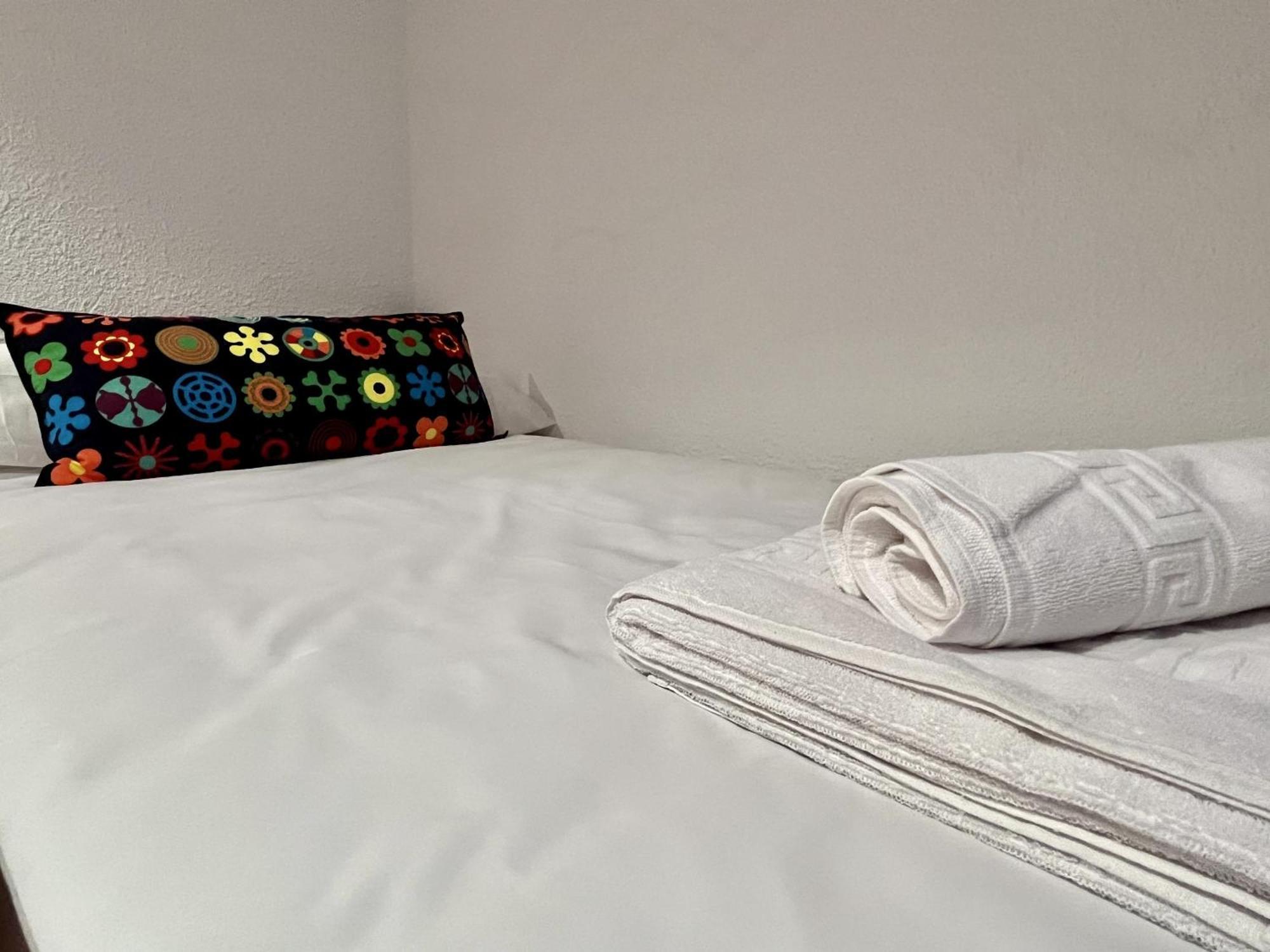 Hostal Nomadas By Gloove Villalba de la Sierra Esterno foto