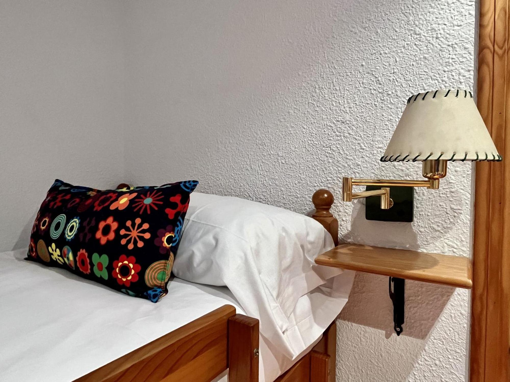 Hostal Nomadas By Gloove Villalba de la Sierra Esterno foto