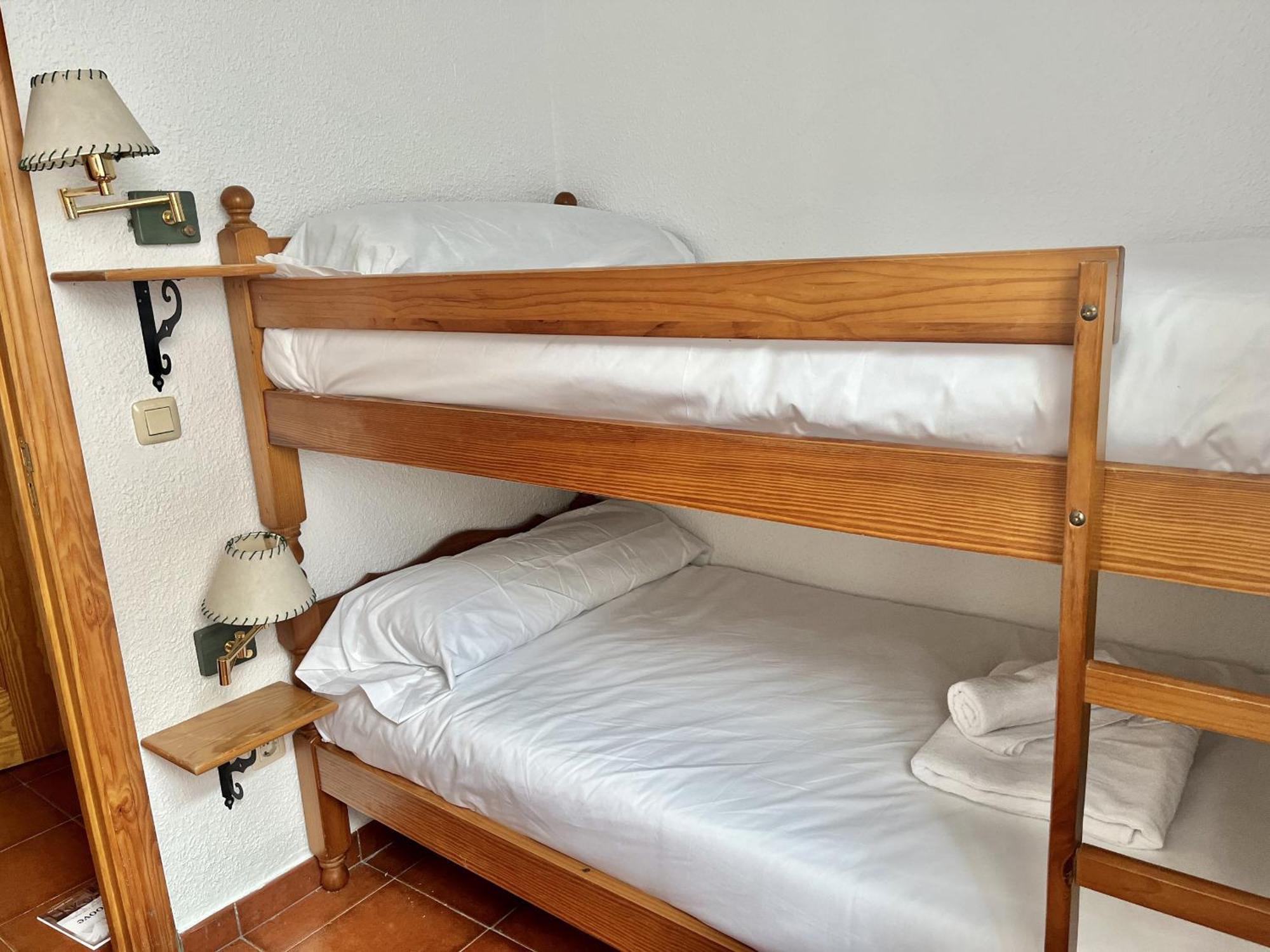 Hostal Nomadas By Gloove Villalba de la Sierra Esterno foto