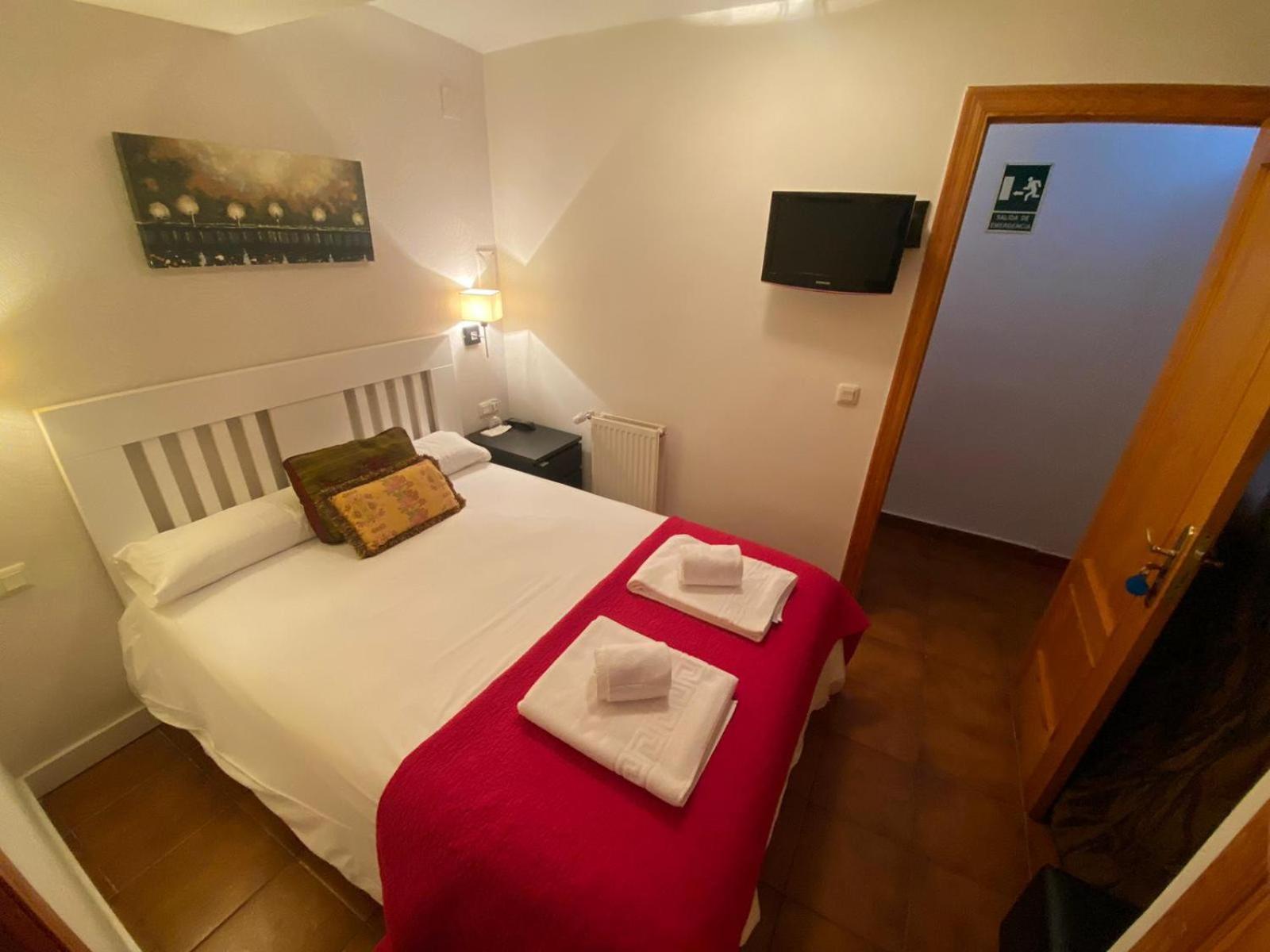 Hostal Nomadas By Gloove Villalba de la Sierra Esterno foto