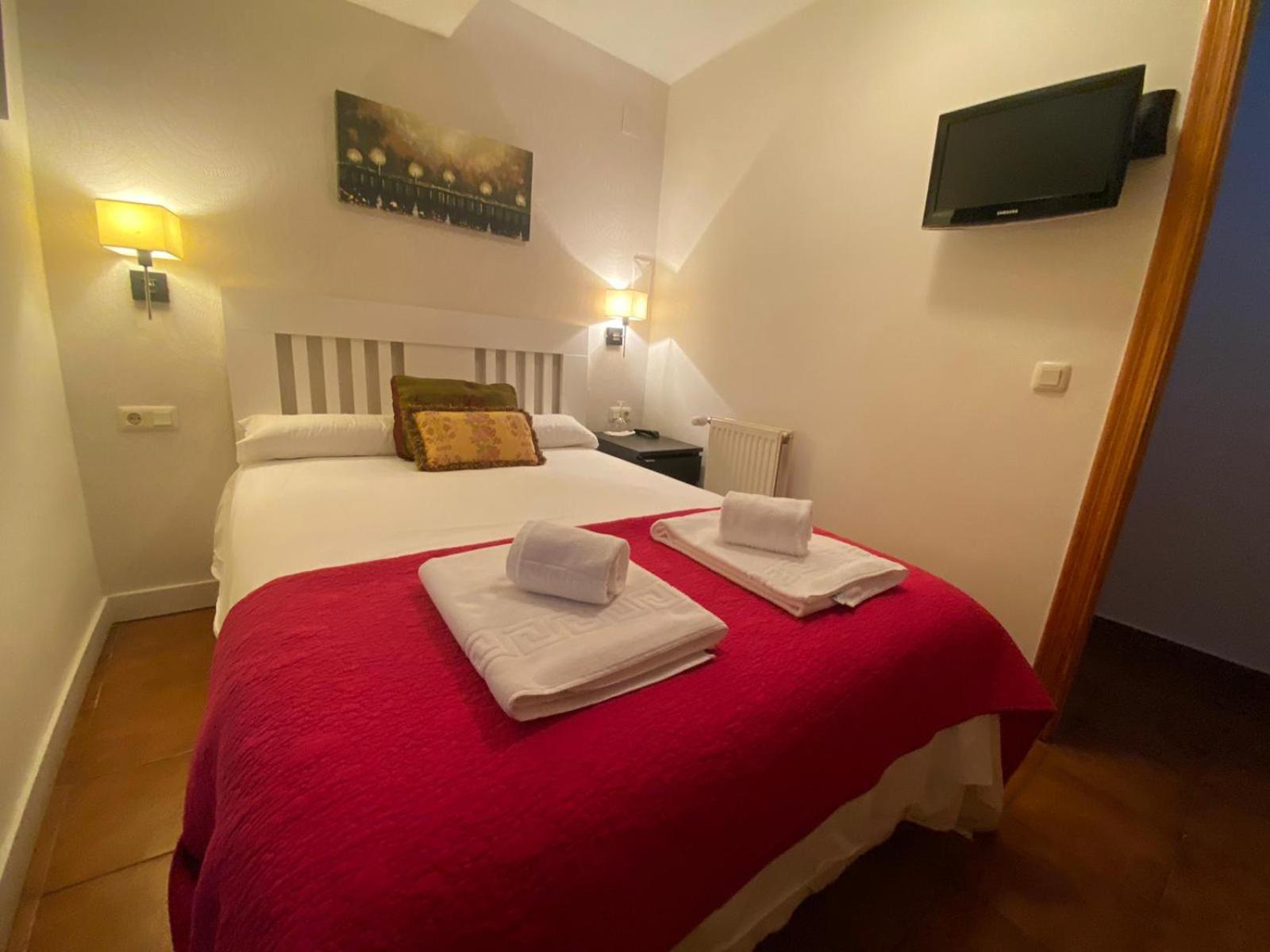 Hostal Nomadas By Gloove Villalba de la Sierra Esterno foto