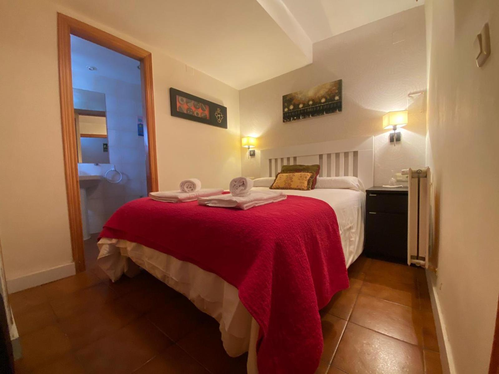 Hostal Nomadas By Gloove Villalba de la Sierra Esterno foto